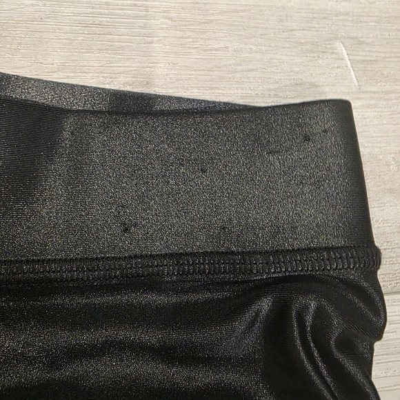 ALO Yoga Shiny Black Activewear - Picture 3 of 9